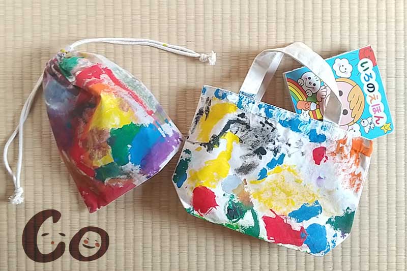 完成したオリジナルの巾着袋とトートバッグ―玉川村アートクラス